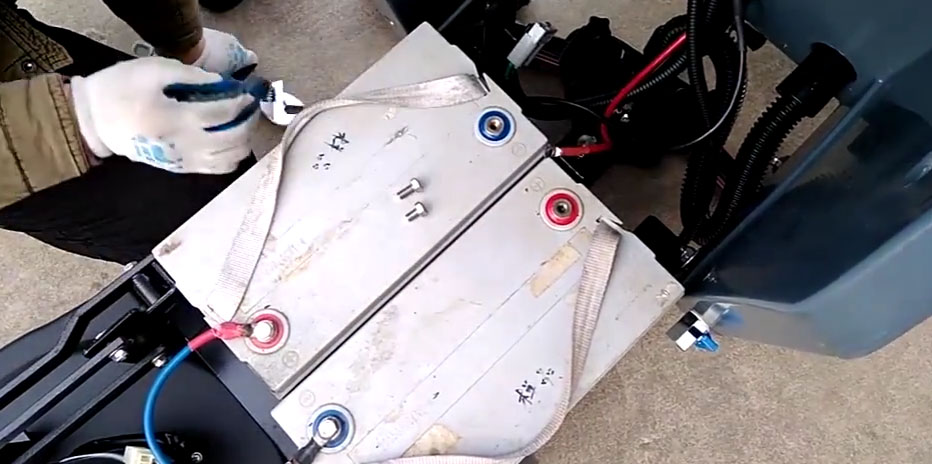 旭潔洗地機：怎么樣維護(hù)電瓶式洗地機的電瓶？